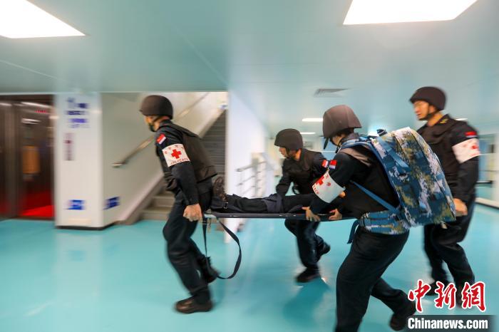 “和平方舟”號(hào)醫(yī)院船在西太平洋海域進(jìn)行反恐反海盜演練。圖為醫(yī)療救護(hù)組在轉(zhuǎn)運(yùn)“傷員”?！⌒煳?攝