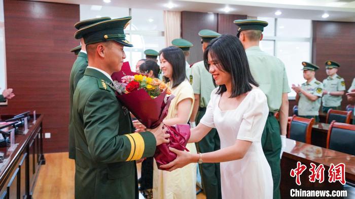 軍屬向晉升警官獻(xiàn)花?！堨狭?攝