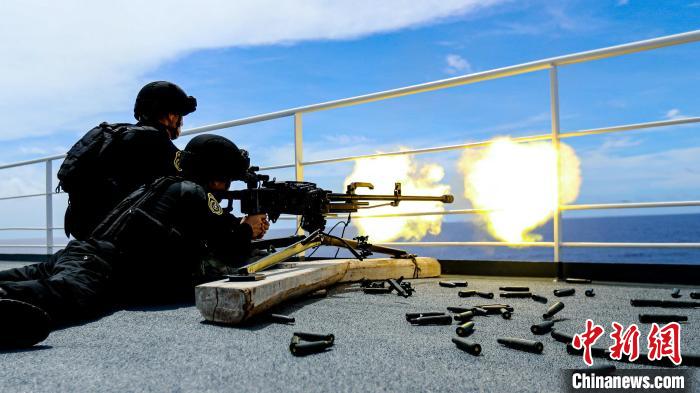 “和平方舟”號醫(yī)院船在西太平洋海域進行反恐反海盜演練。圖為火力組隊員進行警告射擊。　徐巍 攝
