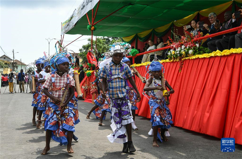 7月12日，演員在圣多美和普林西比圣多美島瓜達盧佩鎮(zhèn)舉行的獨立日慶典活動上表演。新華社記者 韓旭 攝