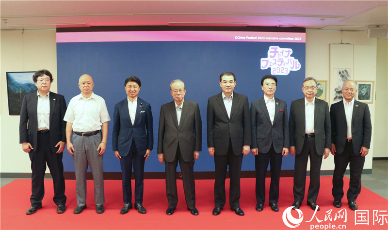 主辦方代表合影。人民網(wǎng) 許可攝