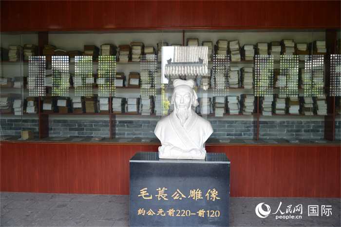 河間詩經(jīng)齋毛萇雕像。雕像后書櫥中陳列的是歷代各版本《詩經(jīng)》及譯本。 人民網(wǎng) 趙昭攝