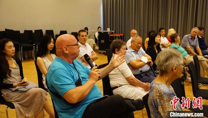 圖為現(xiàn)場觀眾提問?！“亓种袊幕行墓﹫D
