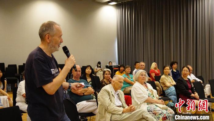 圖為現(xiàn)場觀眾提問?！“亓种袊幕行墓﹫D