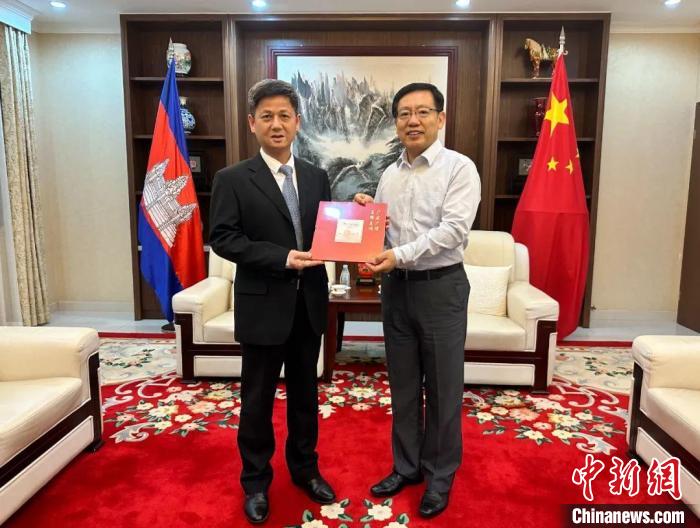 7月12日下午，中國駐柬埔寨大使王文天在金邊會見援柬中醫(yī)醫(yī)療隊。　中國駐柬埔寨大使館微信公眾號 攝