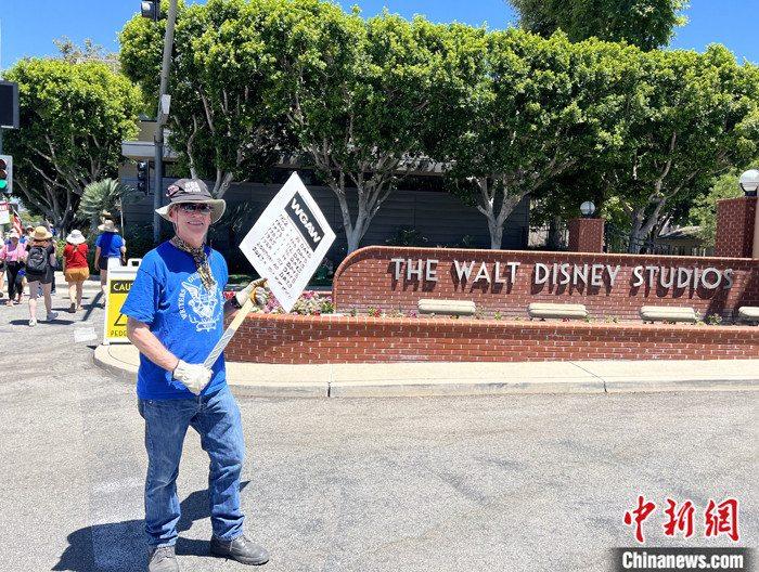 當(dāng)?shù)貢r(shí)間7月14日上午，華納兄弟、迪士尼等美國影視娛樂產(chǎn)業(yè)巨頭總部門前，有成百上千的人高舉“罷工”標(biāo)語牌游行示威。由于未能與美國電影和電視制片人聯(lián)盟(AMPTP)就新合同達(dá)成協(xié)議，擁有約16萬名會(huì)員的好萊塢三大工會(huì)之一美國影視演員協(xié)會(huì)(SAG-AFTRA)發(fā)起罷工，于14日起在洛杉磯和紐約的十余家制片公司外示威游行。 <a target='_blank' href='/'><p  align=