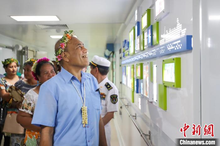 基里巴斯總統(tǒng)等政要參觀海上醫(yī)院。　徐巍 攝