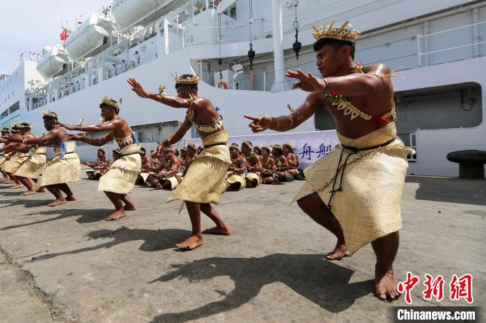 基方民眾表演當(dāng)?shù)靥厣璧?，歡迎“和平方舟”號(hào)醫(yī)院船來(lái)訪?！⌒煳?攝