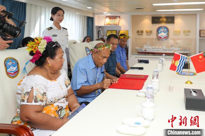 基里巴斯總統(tǒng)塔內(nèi)?！ゑR茂為“和平方舟”醫(yī)院船留言。　徐巍 攝