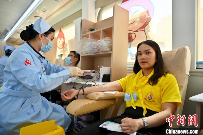 圖為獻血活動現(xiàn)場?！∮峋?攝