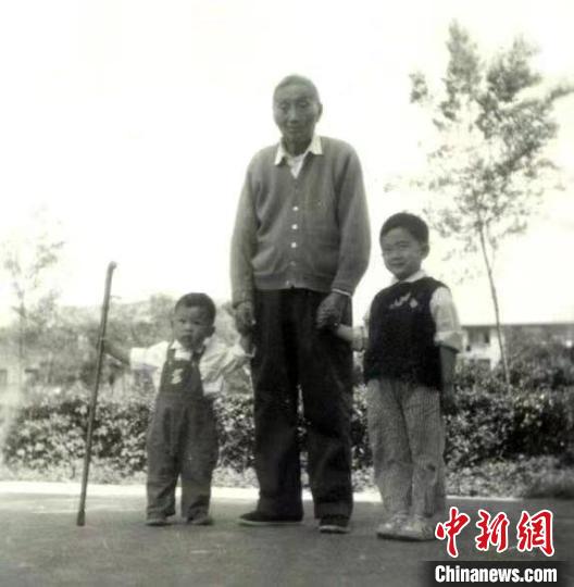 陳望道與幼年的陳曉帆(左)、陳曉帆的哥哥一起合影?！￡悤苑﹫D