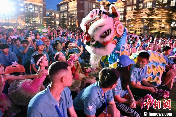 舞獅表演與現(xiàn)場觀眾互動?！⊥鯑|明 攝