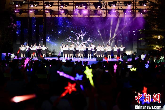 合唱表演《夜空中最亮的星》?！⊥鯑|明 攝