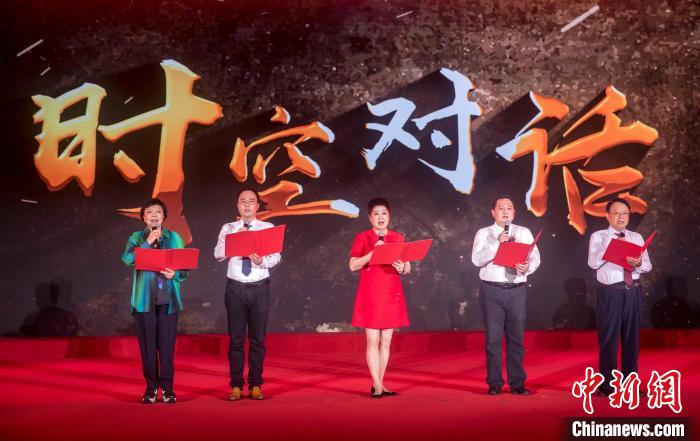 陶侃與陳望道之孫陳曉帆、顏福慶之孫顏志淵、榮毅仁侄女榮智豐深情朗誦《與統(tǒng)戰(zhàn)先輩的時空對話》?！堦?攝