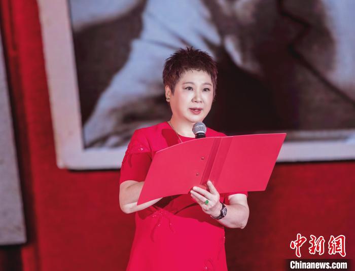 7月16日，榮智豐在2023年上海統(tǒng)戰(zhàn)文化周開幕活動中朗誦《與統(tǒng)戰(zhàn)先輩的時空對話》?！堦?攝