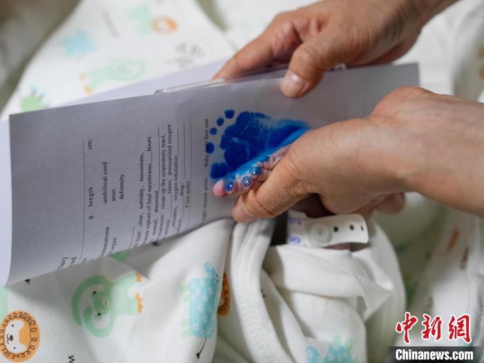 醫(yī)護(hù)人員為新生兒留下腳印。　劉偉 攝