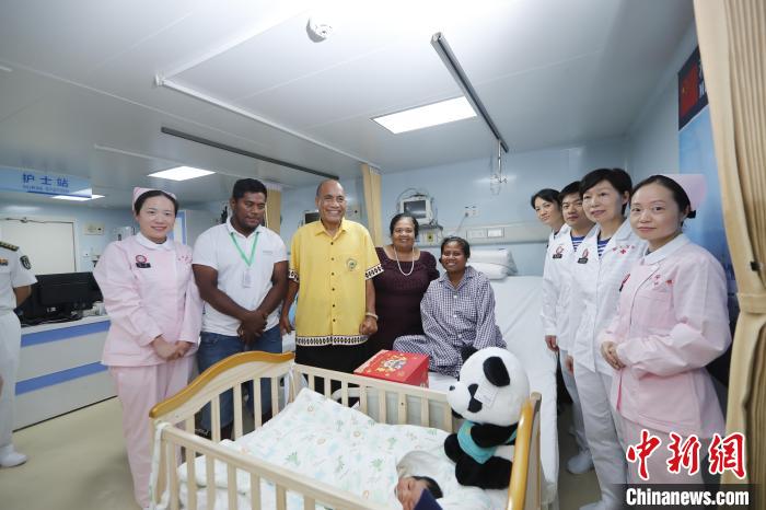 基里巴斯總統(tǒng)馬茂與海上醫(yī)院醫(yī)護(hù)人員、新生兒家人合影。　黎宇 攝