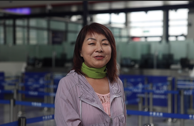 7月22日，曾經在老撾瑯勃拉邦工作過3年的加拿大華僑孫月玲乘坐中老鐵路國際旅客列車從中國出境。衛(wèi)海林 攝