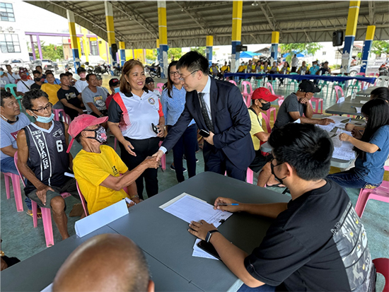 中方與菲方一道將中國援菲化肥分發(fā)至菲農(nóng)戶手中。中國駐菲律賓大使館供圖