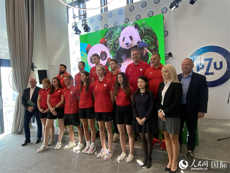 嘉賓與代表團(tuán)代表合影。人民網(wǎng)記者 禹麗敏攝