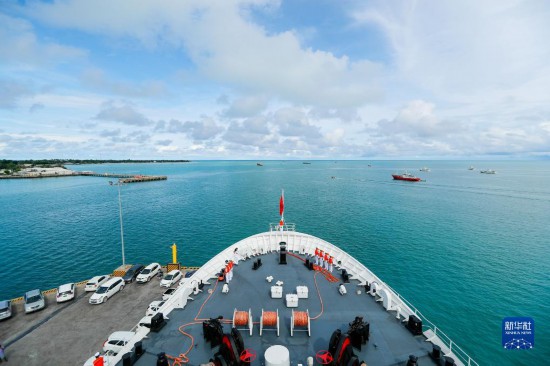 7月22日，中國海軍“和平方舟”號醫(yī)院船駛離基里巴斯首都塔拉瓦。當(dāng)?shù)貢r間22日上午10時，執(zhí)行“和諧使命-2023”任務(wù)的中國海軍“和平方舟”號醫(yī)院船圓滿結(jié)束對基里巴斯的首次訪問，駛離基里巴斯首都塔拉瓦，前往本次任務(wù)的第二站湯加努庫阿洛法港。新華社發(fā)（黎宇 攝）