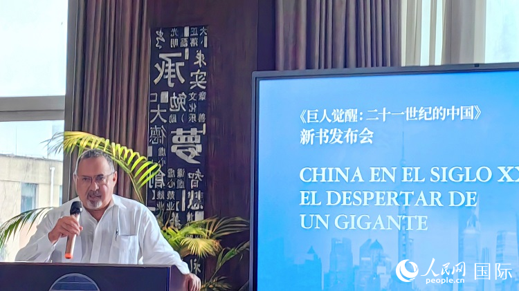 羅德里格斯博士現(xiàn)場介紹著作。吳志華攝