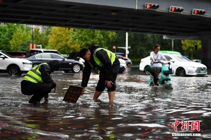7月30日，河北省持續(xù)發(fā)布暴雨紅色預(yù)警信號。受今年第5號臺風(fēng)“杜蘇芮”殘余環(huán)流影響，7月28日以來，地處華北地區(qū)的河北省大部出現(xiàn)降雨。30日17時，該省氣象臺發(fā)布當日第三次暴雨紅色預(yù)警信號。石家莊市城區(qū)不少區(qū)域積水嚴重，城管、環(huán)衛(wèi)、園林、市政等部門緊急出動，聯(lián)合疏堵保暢，筑牢防汛安全屏障。圖為石家莊裕華區(qū)城管局防汛隊員對沿街收水井進行雜物清理，以保證排水暢通。翟羽佳 攝