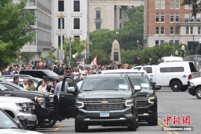圖為特朗普出庭期間，其車隊(duì)和工作人員在聯(lián)邦法院外等待。<a target='_blank' href='/'><p  align=