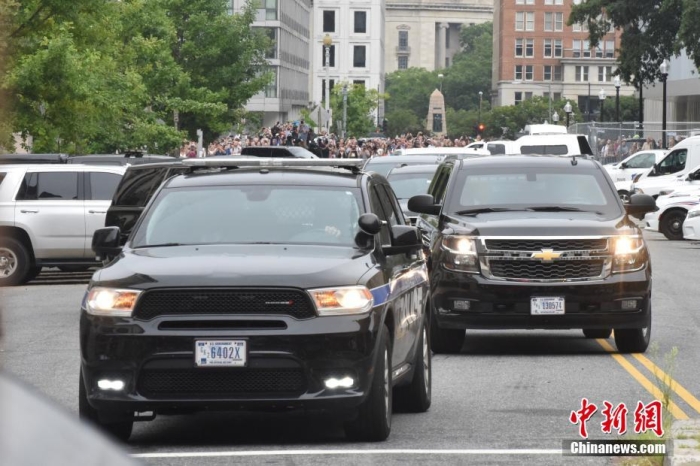 圖為結(jié)束出庭后，特朗普車隊(duì)駛離聯(lián)邦法院。<a target='_blank' href='/'><p  align=