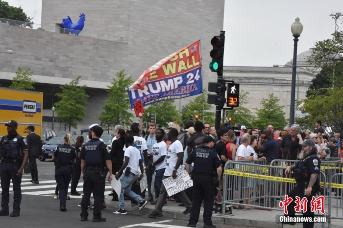 圖為眾多特朗普支持者和反對(duì)者聚集在聯(lián)邦法院周圍。<a target='_blank' href='/'><p  align=