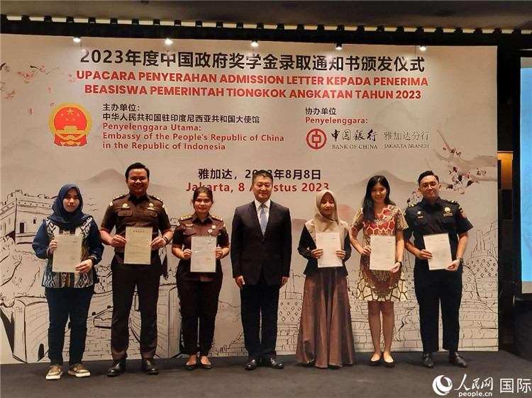 陸慷大使與獲得中國政府獎學(xué)金的印尼學(xué)子合影。 人民網(wǎng)記者 李培松攝