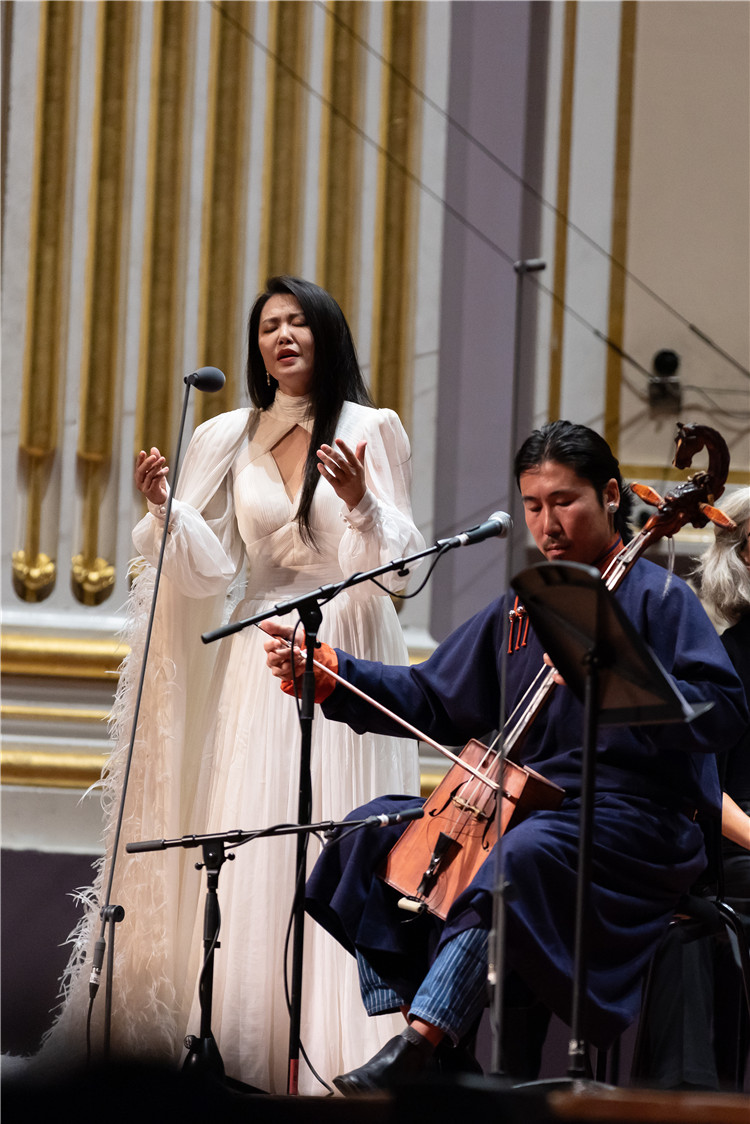 圖片說明： 8月5日，2023愛丁堡國際藝術(shù)節(jié)開幕式音樂會《慈悲頌》的演出現(xiàn)場。藝術(shù)節(jié)組委會供圖