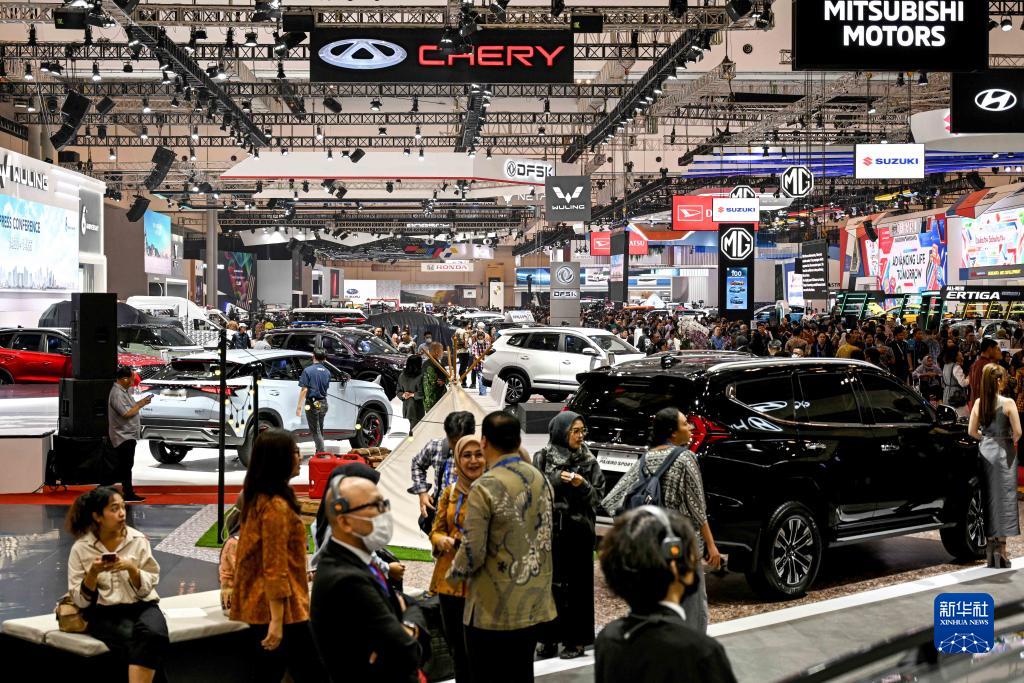 8月10日，在印度尼西亞萬丹省唐格朗的印尼會展中心，人們在2023年印尼國際汽車展上參觀。新華社發(fā)（阿貢攝）