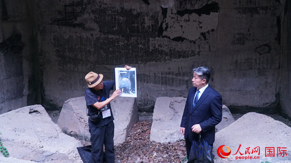 毒氣島歷史研究所事務(wù)局長(zhǎng)山內(nèi)正之在毒氣儲(chǔ)存遺址為大家介紹日軍發(fā)動(dòng)毒氣戰(zhàn)的罪證。人民網(wǎng) 蔣曉辰攝