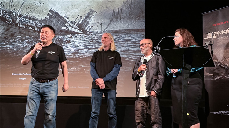 導(dǎo)演方勵以及團(tuán)隊成員分享體會。郭錦標(biāo)攝