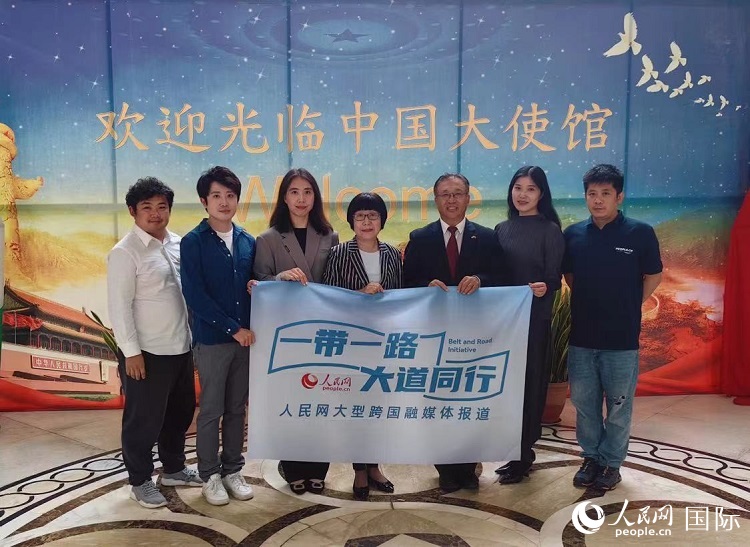 崔建春大使（右三）與人民網(wǎng)記者合影。