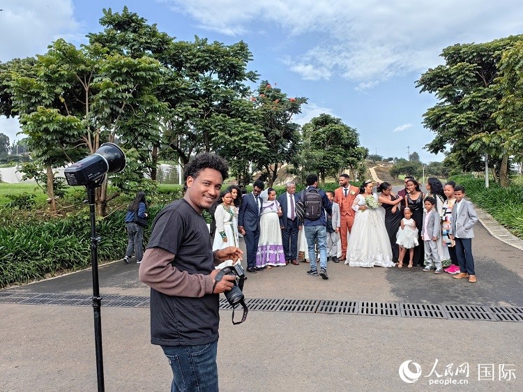 一對(duì)新人和親友在亞的斯亞貝巴友誼廣場(chǎng)合影。人民網(wǎng)記者 陳星星攝