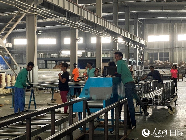 東方工業(yè)園華嘉鋁業(yè)生產(chǎn)車間。人民網(wǎng)記者 趙艷紅攝