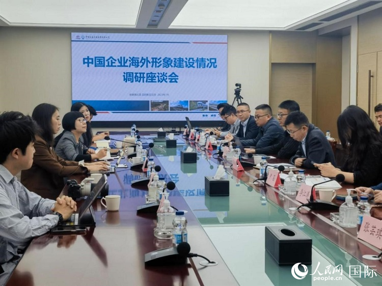 埃塞俄比亞中國(guó)商會(huì)企業(yè)代表與人民網(wǎng)記者座談。人民網(wǎng)記者 劉寧攝