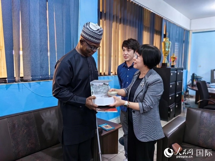 人民網(wǎng)監(jiān)事會(huì)主席唐維紅（右一）帶隊(duì)訪問(wèn)尼日利亞通訊社，與該社總裁布克·龐勒（左一）交流。人民網(wǎng)記者 陳星星攝
