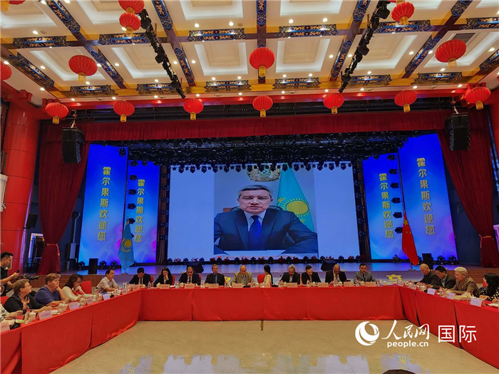 哈外交部駐阿拉木圖副代表拉伊莫夫視頻致辭。人民網(wǎng)記者 李強攝