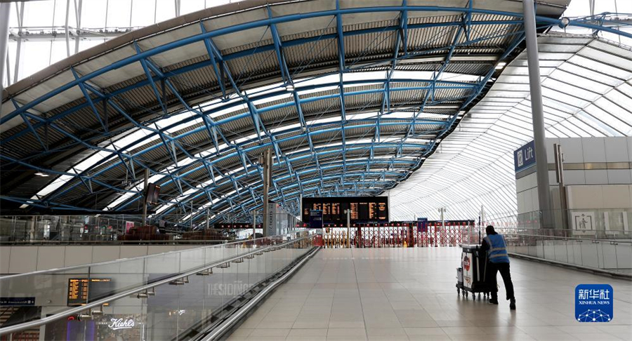 9月1日，一名工作人員在英國倫敦滑鐵盧火車站內(nèi)行走。因在收入、工作條件等方面與鐵路運營企業(yè)存在分歧，英國鐵路員工在9月1日、2日舉行罷工。由于鐵路服務(wù)大幅減少，人們出行面臨不便。新華社記者 李穎 攝