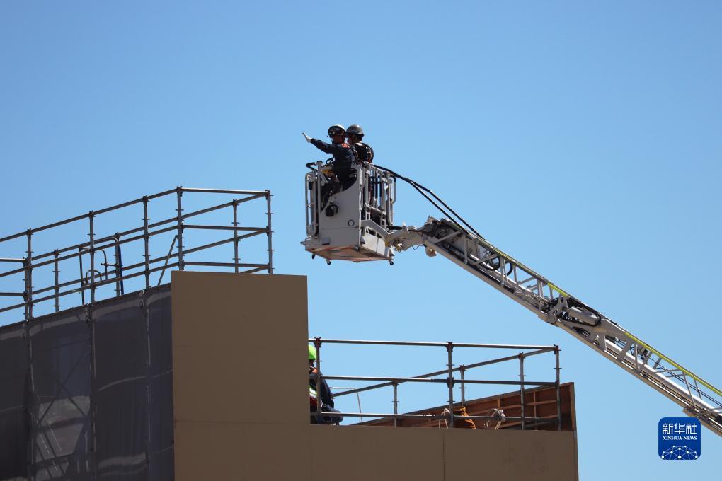 9月1日，在日本神奈川縣相模原市，消防員演練用消防云梯車救下被困高樓的民眾。9月1日是日本防災(zāi)日。當(dāng)天，日本中央政府及多個都縣市舉行了防災(zāi)演練，以提高大規(guī)模災(zāi)害發(fā)生時防災(zāi)機構(gòu)和市民迅速應(yīng)對的能力。新華社記者 楊光 攝