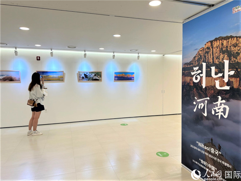 2.民眾參觀(guān)“看九曲黃河 聽(tīng)華夏故事”主題展。人民網(wǎng)記者 馬菲攝