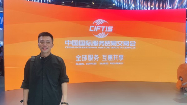 9月2日，梁家僖在國家會(huì)議中心拍照留念。受訪者供圖