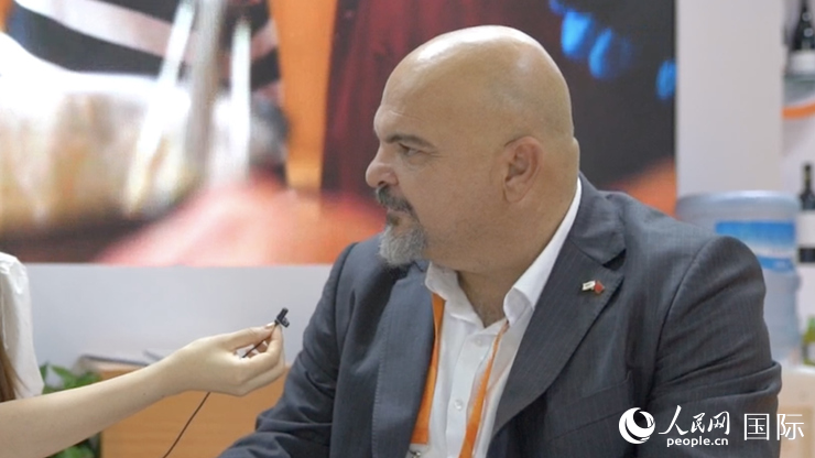 塞浦路斯首席經(jīng)濟商務(wù)參贊歐陽路接受記者采訪。人民網(wǎng) 王禹蘅攝