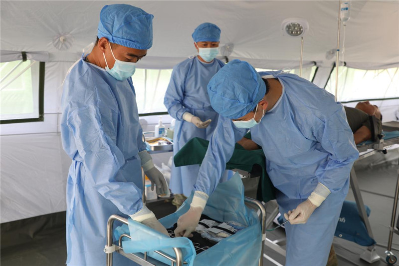 出征前，“純凈家園-2023”多國聯(lián)合掃雷行動中方任務分隊醫(yī)療組官兵正在進行專業(yè)訓練。趙文環(huán)攝