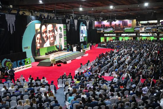 9月4日，在肯尼亞內(nèi)羅畢，與會(huì)代表參加首屆非洲氣候峰會(huì)開幕式。新華社記者 韓旭 攝