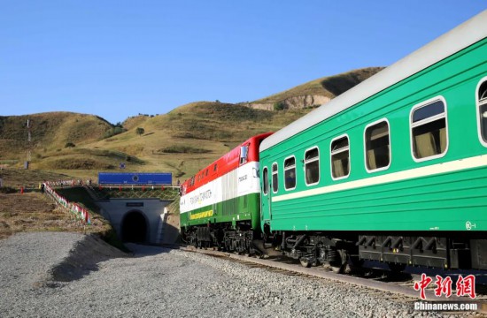 2016年8月24日，塔吉克斯坦“瓦赫達(dá)特-亞灣”鐵路通車。這是絲綢之路經(jīng)濟帶框架下首個開工并建成的鐵路項目，具標(biāo)志性意義。圖為火車進(jìn)入由中鐵十九局集團(tuán)有限公司承建的隧道。文龍杰 攝