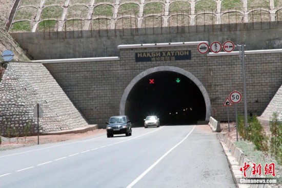 連接塔吉克斯坦南北的重要隧道之一哈特隆隧道由中國路橋承建，是塔國南北公路交通的重要干線道路，對促進(jìn)塔吉克斯坦南北交流和國民經(jīng)濟發(fā)展具有重要意義。田冰攝